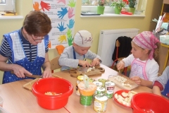 Salatka-owocowo-warzywana-w-grupie-starszakow-30.09-1