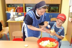 Salatka-owocowo-warzywana-w-grupie-starszakow-30.09-11