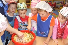 Salatka-owocowo-warzywana-w-grupie-starszakow-30.09-14