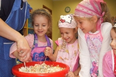 Salatka-owocowo-warzywana-w-grupie-starszakow-30.09-15