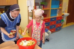 Salatka-owocowo-warzywana-w-grupie-starszakow-30.09-17