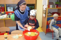 Salatka-owocowo-warzywana-w-grupie-starszakow-30.09-20