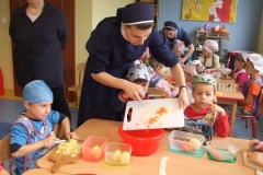 Salatka-owocowo-warzywana-w-grupie-starszakow-30.09-22