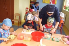 Salatka-owocowo-warzywana-w-grupie-starszakow-30.09-23