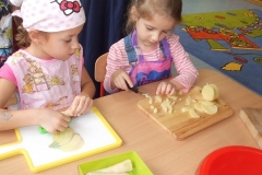 Salatka-owocowo-warzywana-w-grupie-starszakow-30.09-25