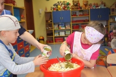 Salatka-owocowo-warzywana-w-grupie-starszakow-30.09-27