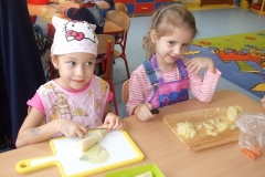 Salatka-owocowo-warzywana-w-grupie-starszakow-30.09-29