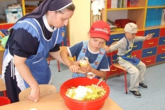 Salatka-owocowo-warzywana-w-grupie-starszakow-30.09-3