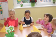 Salatka-owocowo-warzywana-w-grupie-starszakow-30.09-30