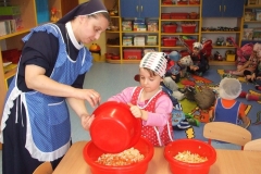 Salatka-owocowo-warzywana-w-grupie-starszakow-30.09-31