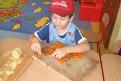 Salatka-owocowo-warzywana-w-grupie-starszakow-30.09-33