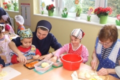 Salatka-owocowo-warzywana-w-grupie-starszakow-30.09-34