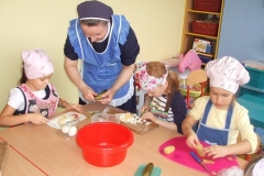 Salatka-owocowo-warzywana-w-grupie-starszakow-30.09-4