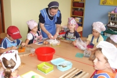 Salatka-owocowo-warzywana-w-grupie-starszakow-30.09-5