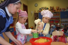 Salatka-owocowo-warzywana-w-grupie-starszakow-30.09-6