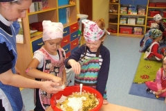 Salatka-owocowo-warzywana-w-grupie-starszakow-30.09-7