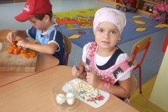 Salatka-owocowo-warzywana-w-grupie-starszakow-30.09-9