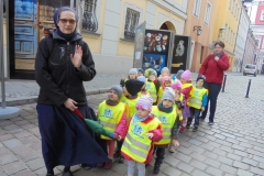 Sloneczka-i-Boze-Duszki-na-wycieczce-do-Groty-Solnej-i-na-Stary-Rynek-22.04-15