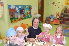 Słoneczka przygotowały owocowe szaszłyki