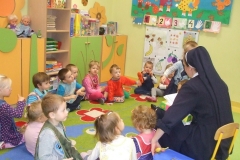 Sloneczka-przygotowaly-owocowe-szaszlyki-1