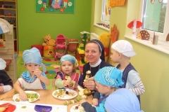 Sloneczka-przygotowaly-owocowe-szaszlyki-11