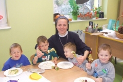 Sloneczka-przygotowaly-owocowe-szaszlyki-12