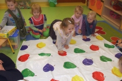 Sloneczka-przygotowaly-owocowe-szaszlyki-2