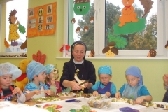 Sloneczka-przygotowaly-owocowe-szaszlyki-3