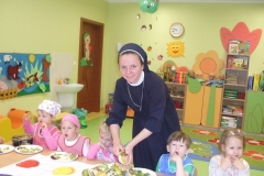 Sloneczka-przygotowaly-owocowe-szaszlyki-4