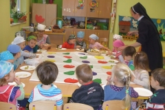 Sloneczka-przygotowaly-owocowe-szaszlyki-5