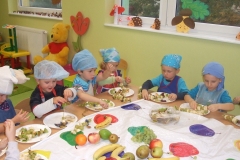 Sloneczka-przygotowaly-owocowe-szaszlyki-6