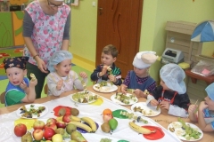 Sloneczka-przygotowaly-owocowe-szaszlyki-7