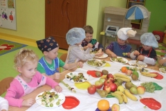 Sloneczka-przygotowaly-owocowe-szaszlyki-8