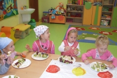 Sloneczka-przygotowaly-owocowe-szaszlyki-9