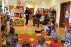 Spotkanie z mamą i ciocią Moniki - poznajemy skrzypce i wiolonczelę - 16.03