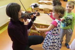 Spotkanie-z-mama-i-ciocia-Moniki-poznajemy-skrzypce-i-wiolonczele-16.03-10