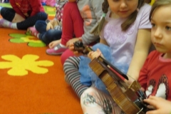 Spotkanie-z-mama-i-ciocia-Moniki-poznajemy-skrzypce-i-wiolonczele-16.03-12