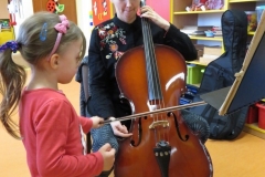 Spotkanie-z-mama-i-ciocia-Moniki-poznajemy-skrzypce-i-wiolonczele-16.03-13