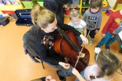Spotkanie-z-mama-i-ciocia-Moniki-poznajemy-skrzypce-i-wiolonczele-16.03-2