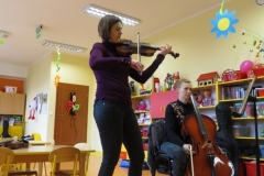 Spotkanie-z-mama-i-ciocia-Moniki-poznajemy-skrzypce-i-wiolonczele-16.03-4