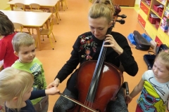 Spotkanie-z-mama-i-ciocia-Moniki-poznajemy-skrzypce-i-wiolonczele-16.03-5