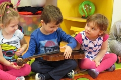 Spotkanie-z-mama-i-ciocia-Moniki-poznajemy-skrzypce-i-wiolonczele-16.03-7