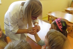 Spotkanie-z-pielegniarka-p.-Brygida-babcia-Zuzi-w-gr.-Boze-Duszki-19.09-11