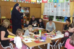 Wspólne przygotowanie przez rodziców ozdób na kiermasz związany z Kkoncertem Świątecznych Marzeń 15.01