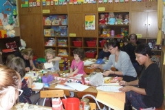 Wspolne-przygotowanie-przez-rodzicow-ozdob-na-kiermasz-zwiazany-z-Kkoncertem-Swiatecznych-Marzen-15.01-1