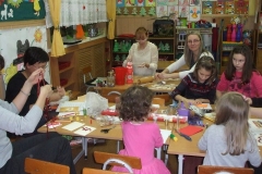 Wspolne-przygotowanie-przez-rodzicow-ozdob-na-kiermasz-zwiazany-z-Kkoncertem-Swiatecznych-Marzen-15.01-11