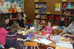 Wspolne-przygotowanie-przez-rodzicow-ozdob-na-kiermasz-zwiazany-z-Kkoncertem-Swiatecznych-Marzen-15.01-2