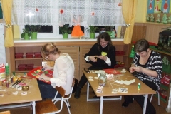 Wspolne-przygotowanie-przez-rodzicow-ozdob-na-kiermasz-zwiazany-z-Kkoncertem-Swiatecznych-Marzen-15.01-3