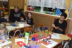 Wspolne-przygotowanie-przez-rodzicow-ozdob-na-kiermasz-zwiazany-z-Kkoncertem-Swiatecznych-Marzen-15.01-4