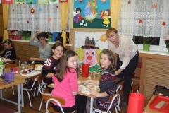 Wspolne-przygotowanie-przez-rodzicow-ozdob-na-kiermasz-zwiazany-z-Kkoncertem-Swiatecznych-Marzen-15.01-5